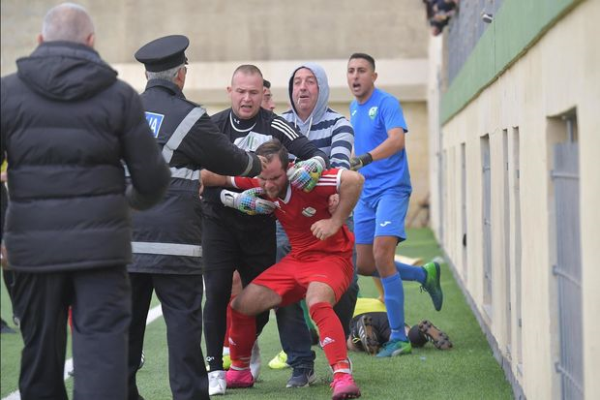 Hakimi vuran futbolçunu polislər meydandan qandalla çıxardılar